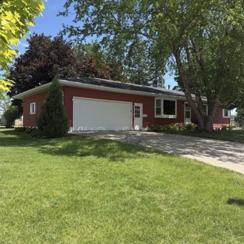 306 14th Ave, Vinton, IA 52349