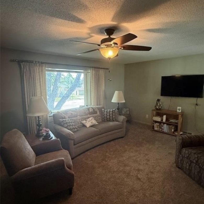 306 14th Ave, Vinton, IA 52349