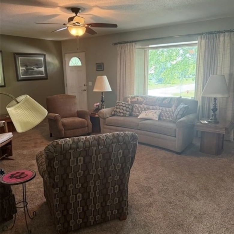 306 14th Ave, Vinton, IA 52349