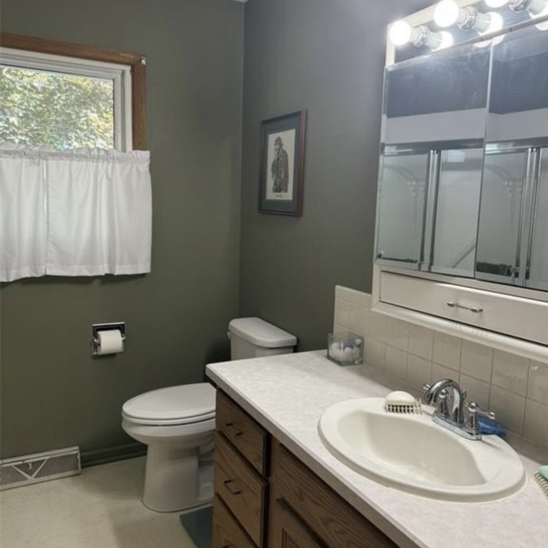 306 14th Ave, Vinton, IA 52349